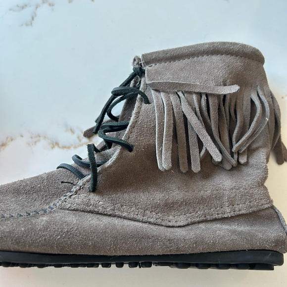 Minnetonka gray 
 ankle boot fringe  
Shoes size 10

Like new condition - Picture 2 of 4